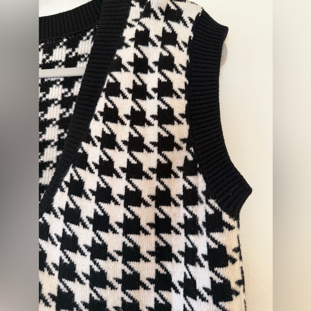 Black and White Houndstooth Sweater - Picture 4 of 4